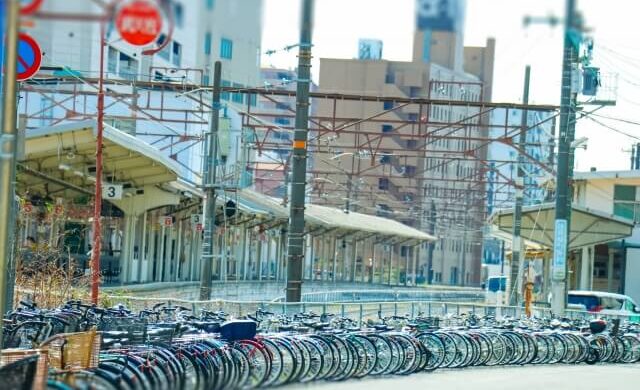 駐輪場に並ぶ自転車