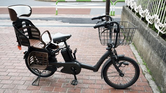 路地の電動自転車