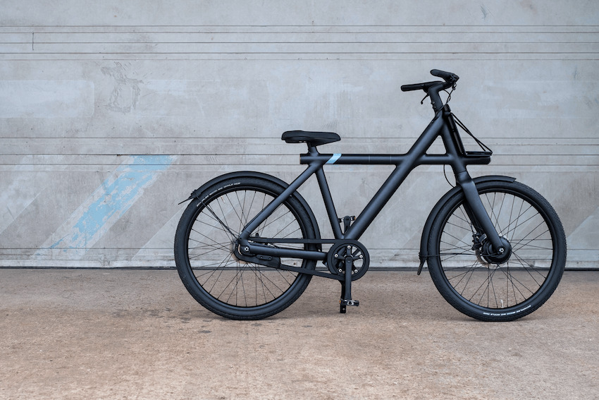 シンプルな背景と電動自転車