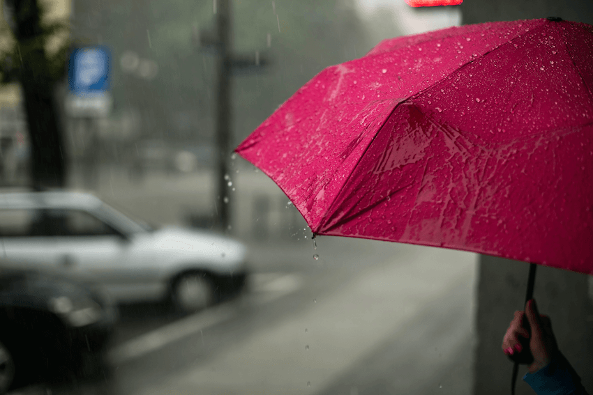 雨の路地と傘をさす人