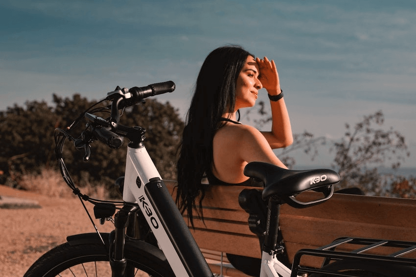 自転車で旅する女性