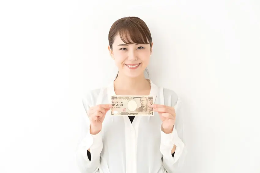 一万円札を持った女性