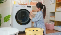ドラム洗濯機を空けようとする女性