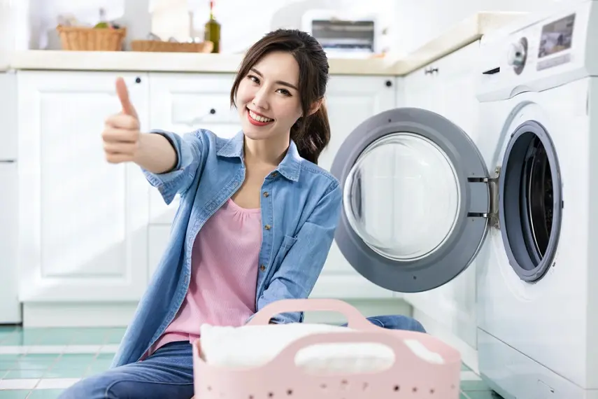 ドラム洗濯機と女性