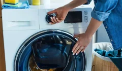 ドラム洗濯機を開ける女性