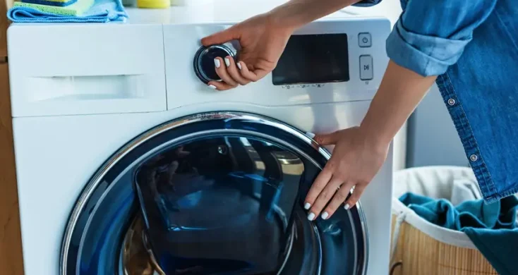 ドラム洗濯機を開ける女性