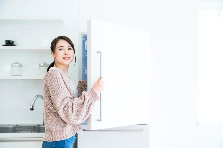冷蔵庫を開けている女性