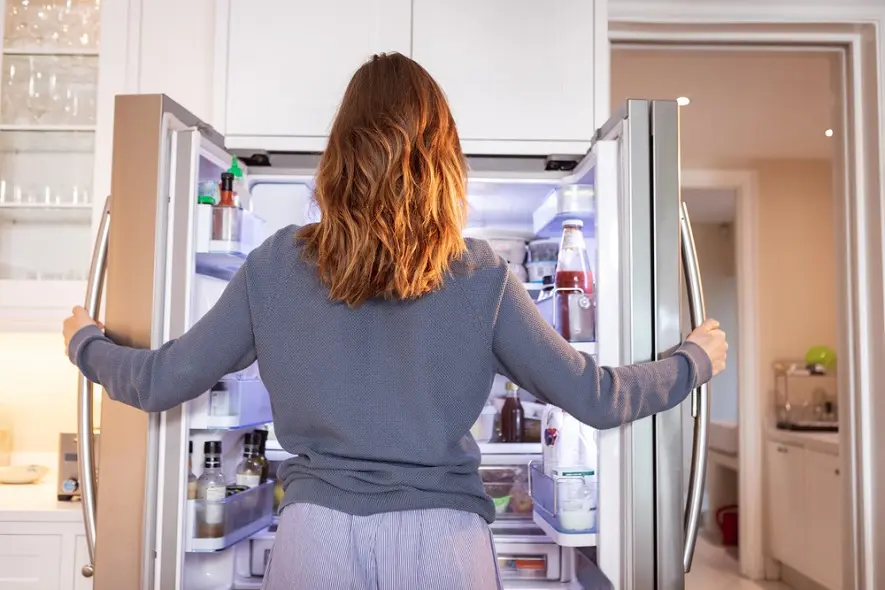 冷蔵庫を開けている女性