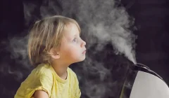 空気清浄機から出る水蒸気と子供