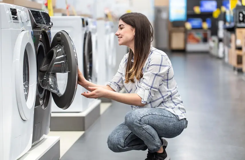 ドラム洗濯機を選ぶ女性