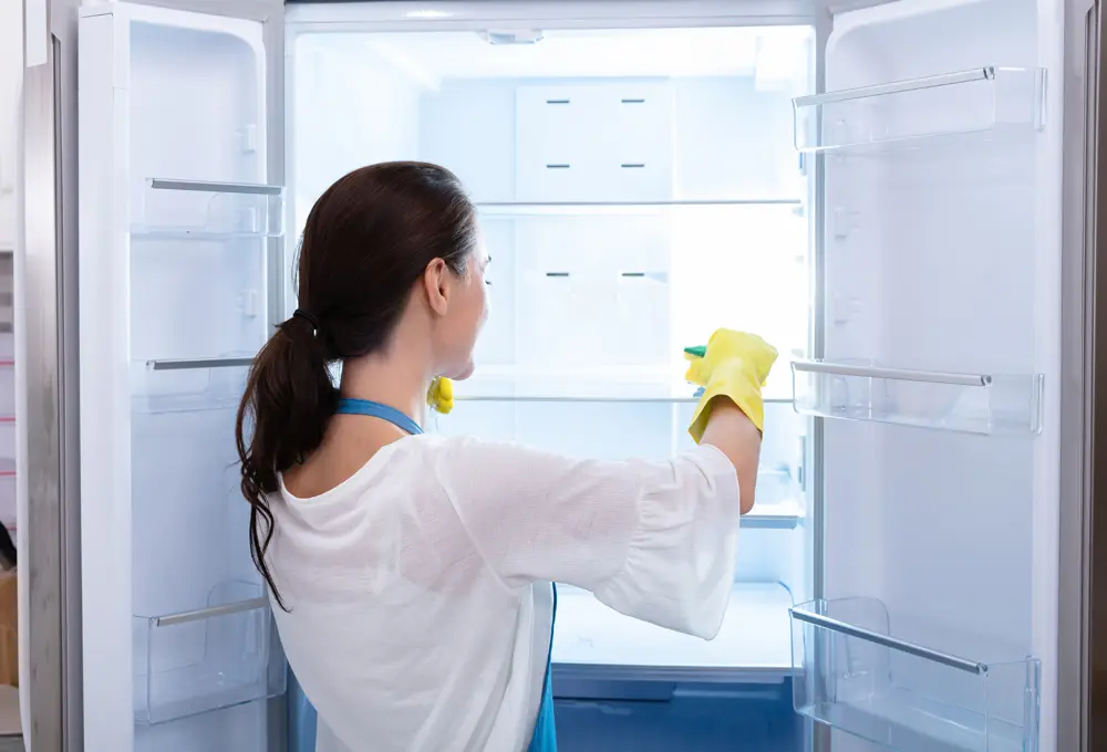 冷蔵庫を開ける女性